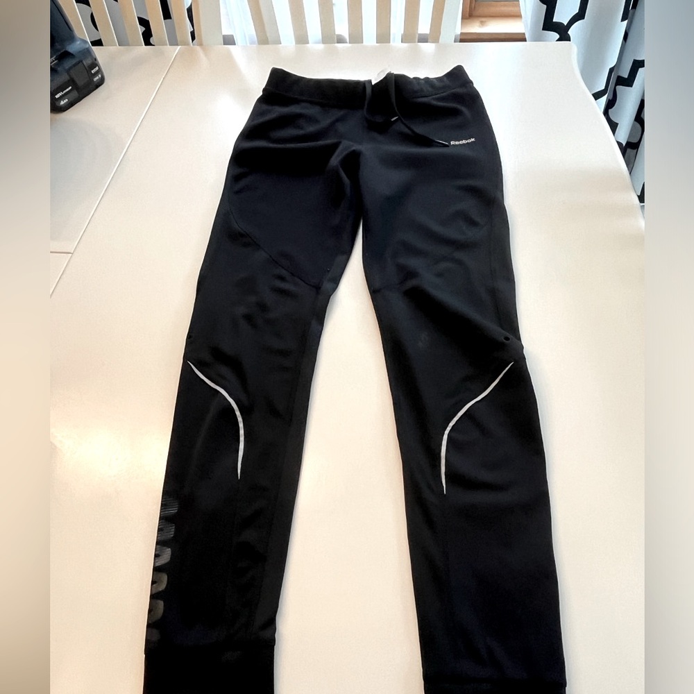 Reebok Size Medium Running Pant With Drawstring and Zippers at Ankle Used